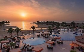 مينا منتجع هوليداي بيتش شاطيء نصف القمر